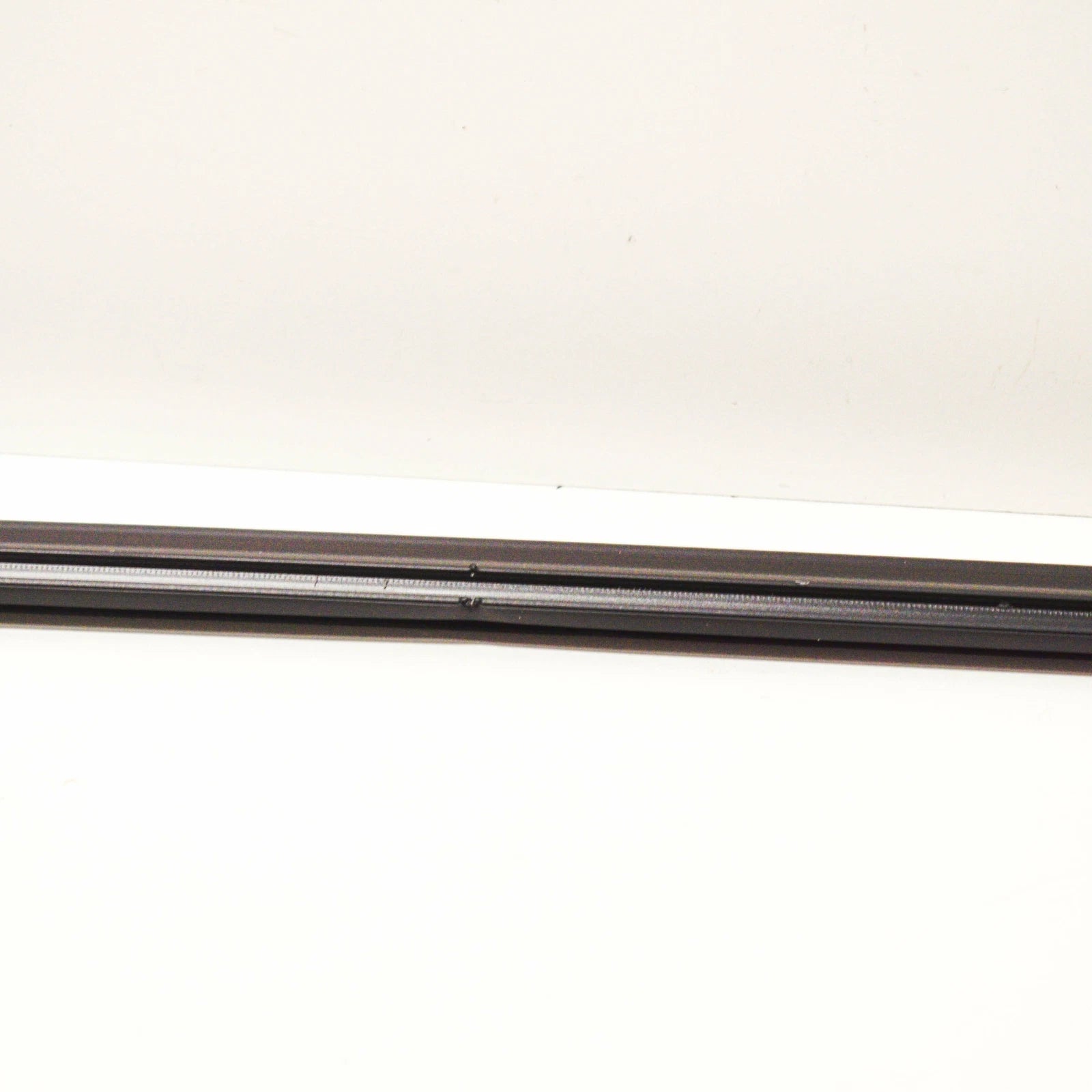 NEW BMW X5 E53 FRONT UPPER WINDSHIELD MOULDING TRIM SEAL 51317182004