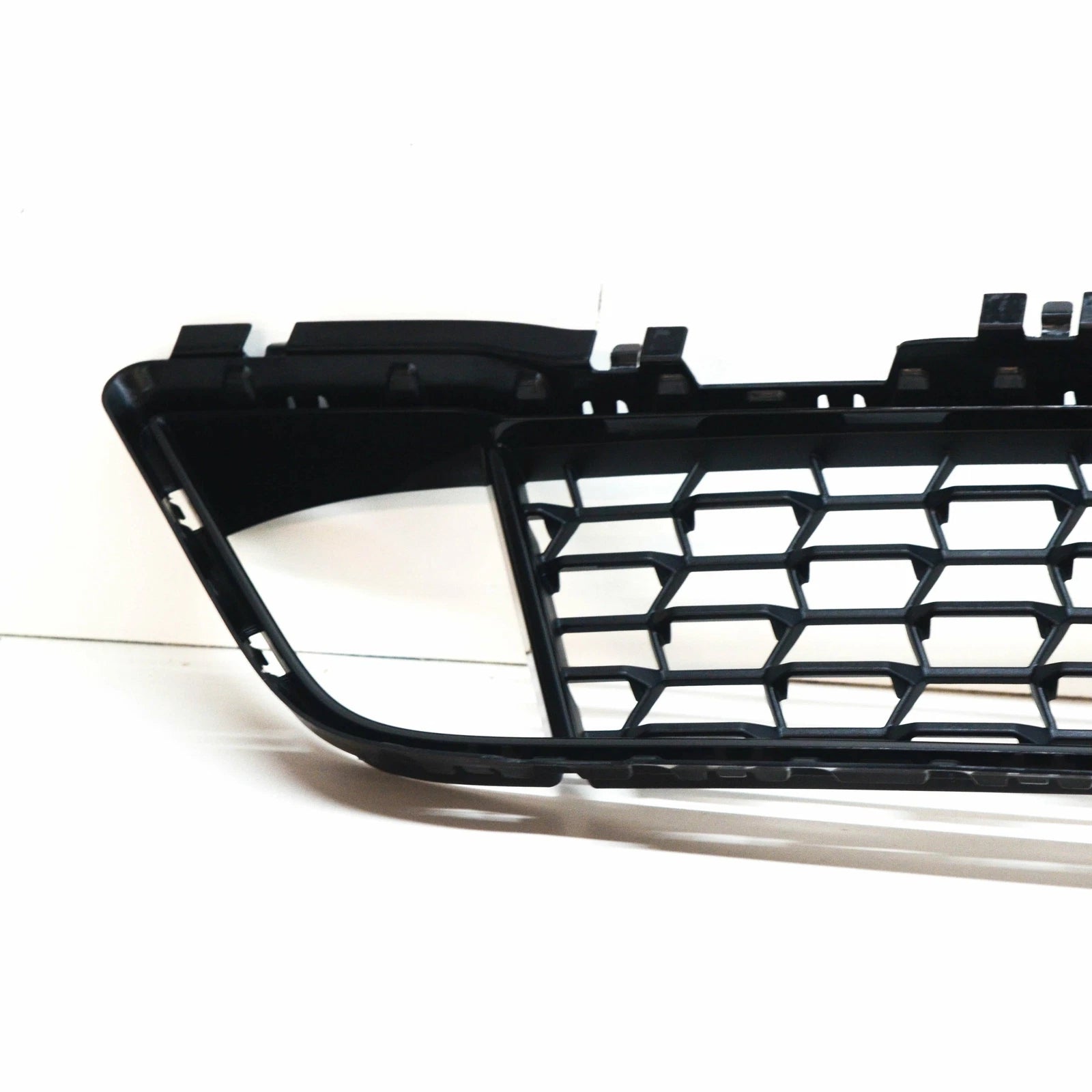 NEW BMW 5 G30 M FRONT BUMPER LOWER CENTER GRILLE 51118098664 ORIGINAL