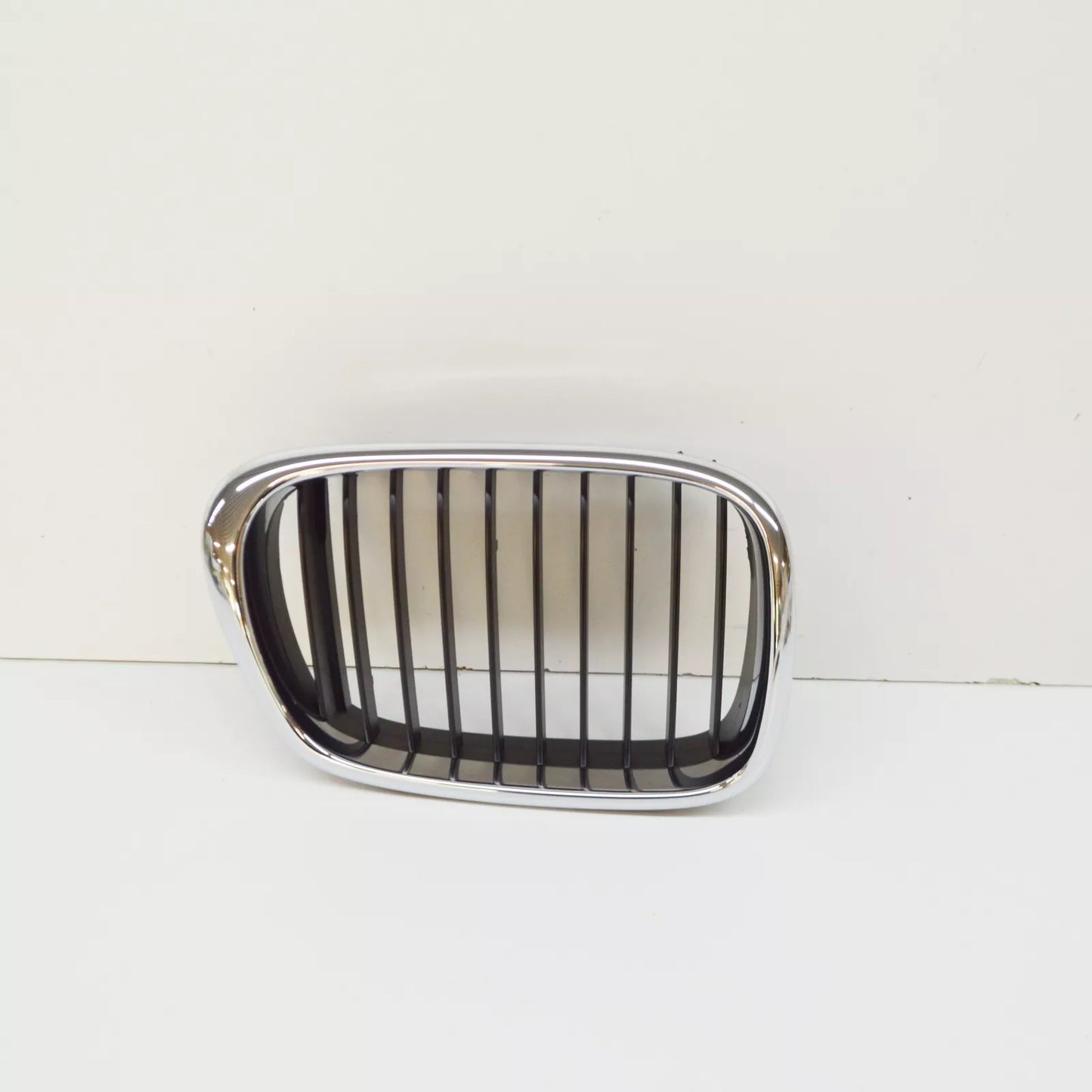 NEW BMW E39 FRONT RADIATOR KIDNEY BLACK GRILLE RIGHT 7005838 51137005838