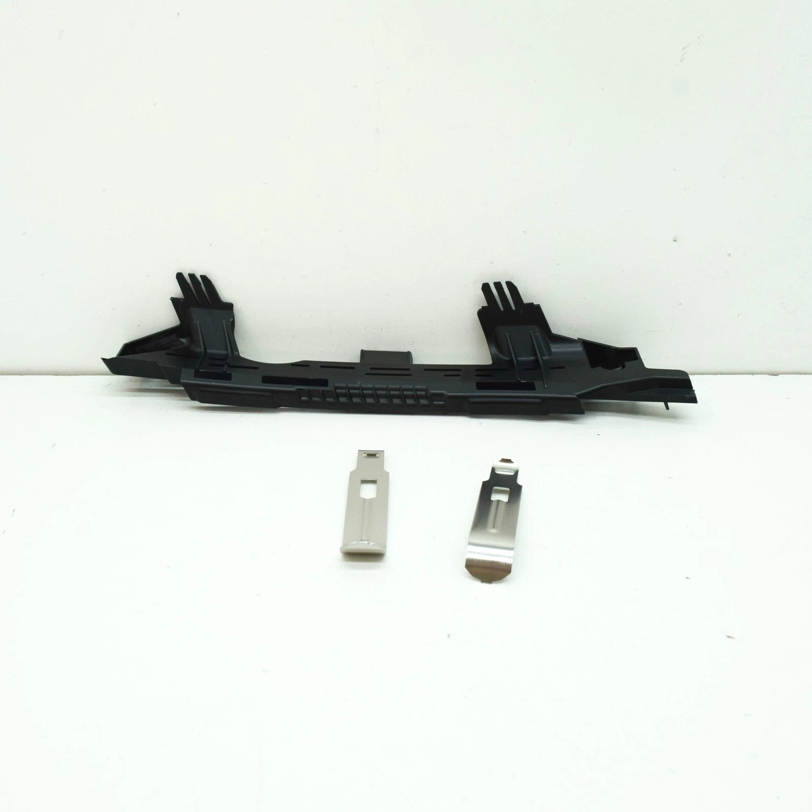 NEW BMW 6 GRAN TURISMO G32 RIGHT HEADLIGHT BRACKET MOUNT 63117461890 ORIGINAL