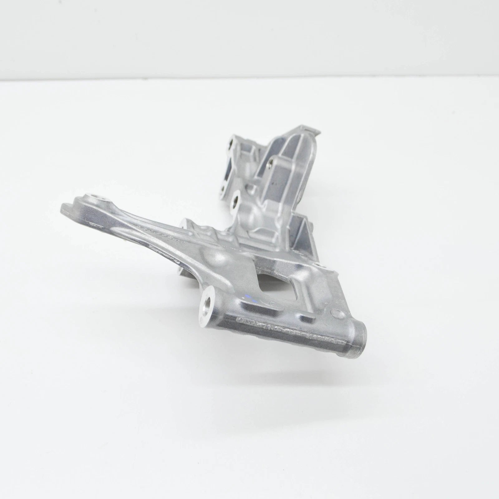 NEW AUDI A6 C8 A/C COMPRESSOR BRACKET 06M260885AF