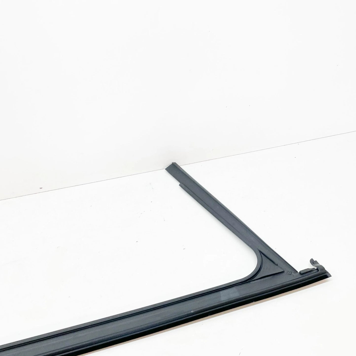 NEW MERCEDES-BENZ A W176 FRONT LEFT DOOR WINDOW GUIDE RAIL A1767251100 ORIGINAL