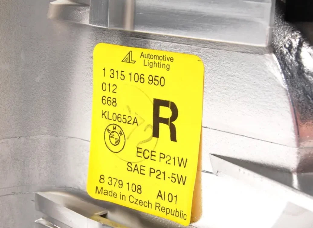 NEW BMW 7 E38 FRONT RIGHT FENDER TURN SIGNAL 63138379108 8379108 ORIGINAL