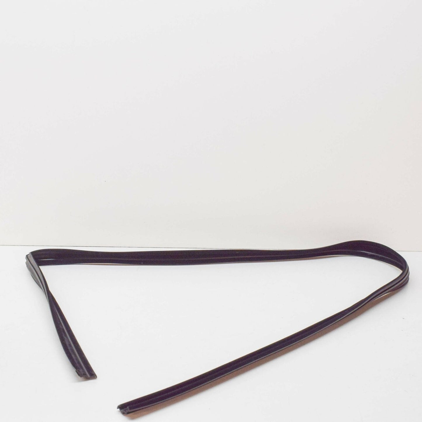 NEW MB E W124 FRONT RIGHT DOOR WINDDOW RUN SEALING A1247250825 ORIGINAL