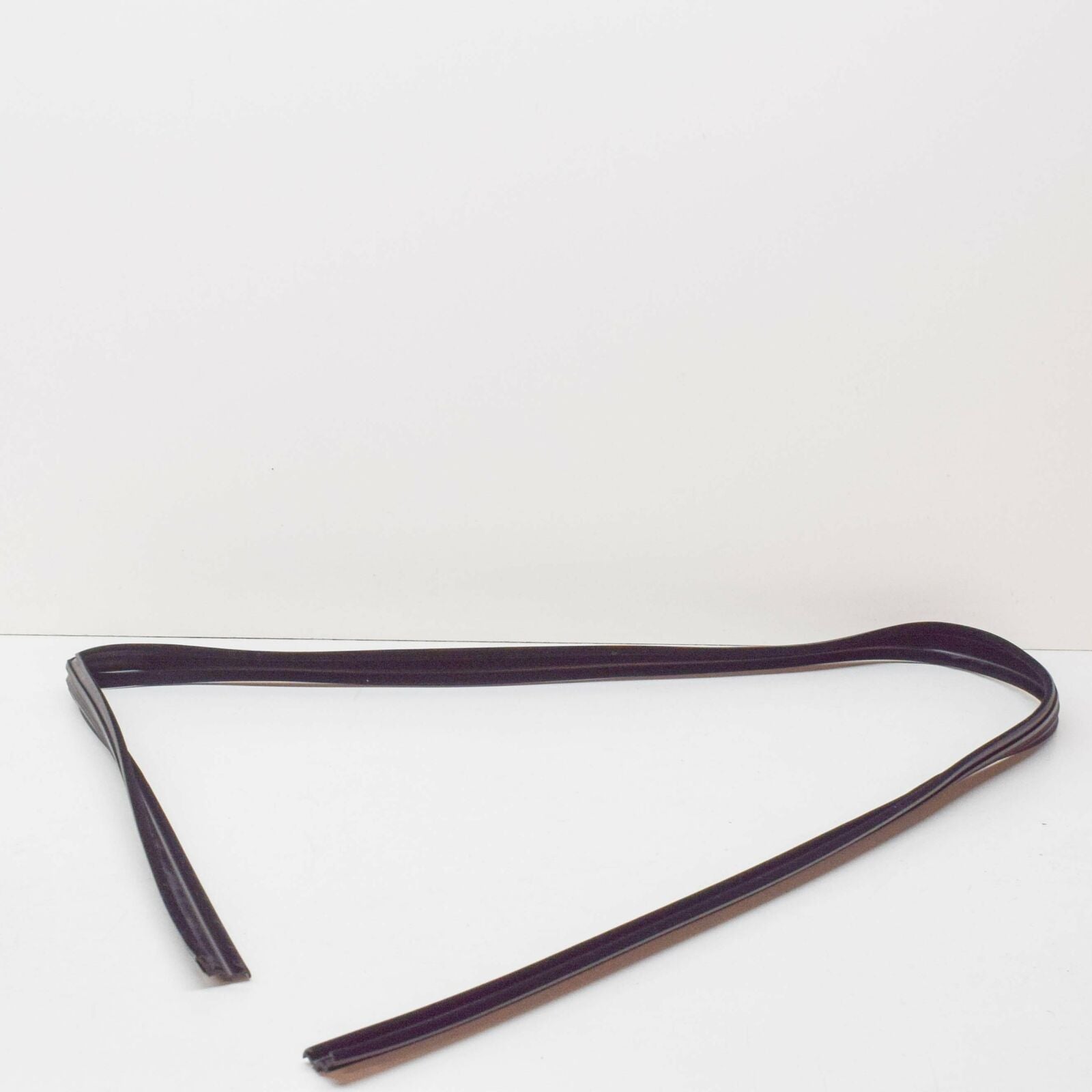 NEW MB E W124 FRONT RIGHT DOOR WINDDOW RUN SEALING A1247250825 ORIGINAL