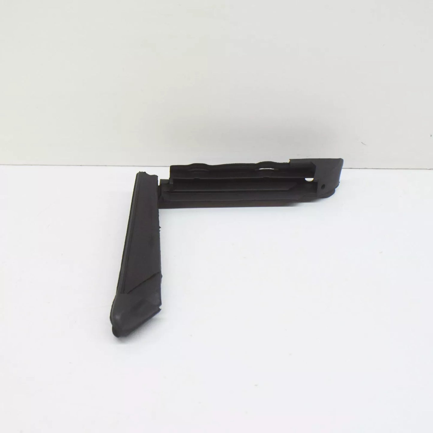 NEW MERCEDES-BENZ S W126 FRONT RIGHT WINDOW RUN SEAL A1267250866