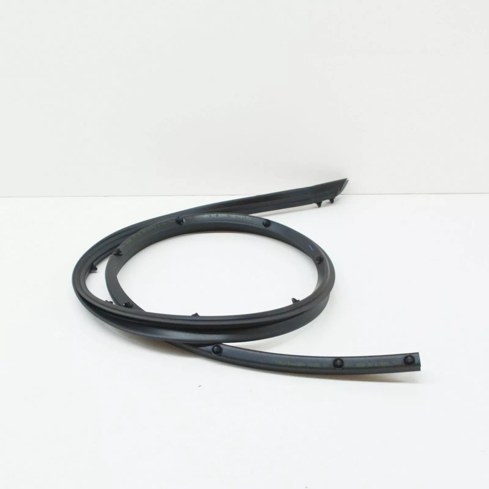 NEW VOLKSWAGEN GOLF MK6 REAR OUTER DOOR SEAL - RIGHT 5K6839700B