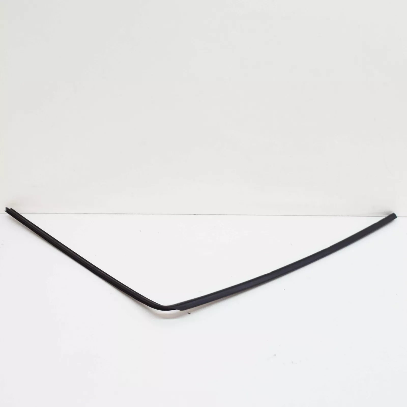 NEW BMW 5 E34 FRONT WINDSHIELD LEFT DECORATIVE FRAME 51318117457 8117457