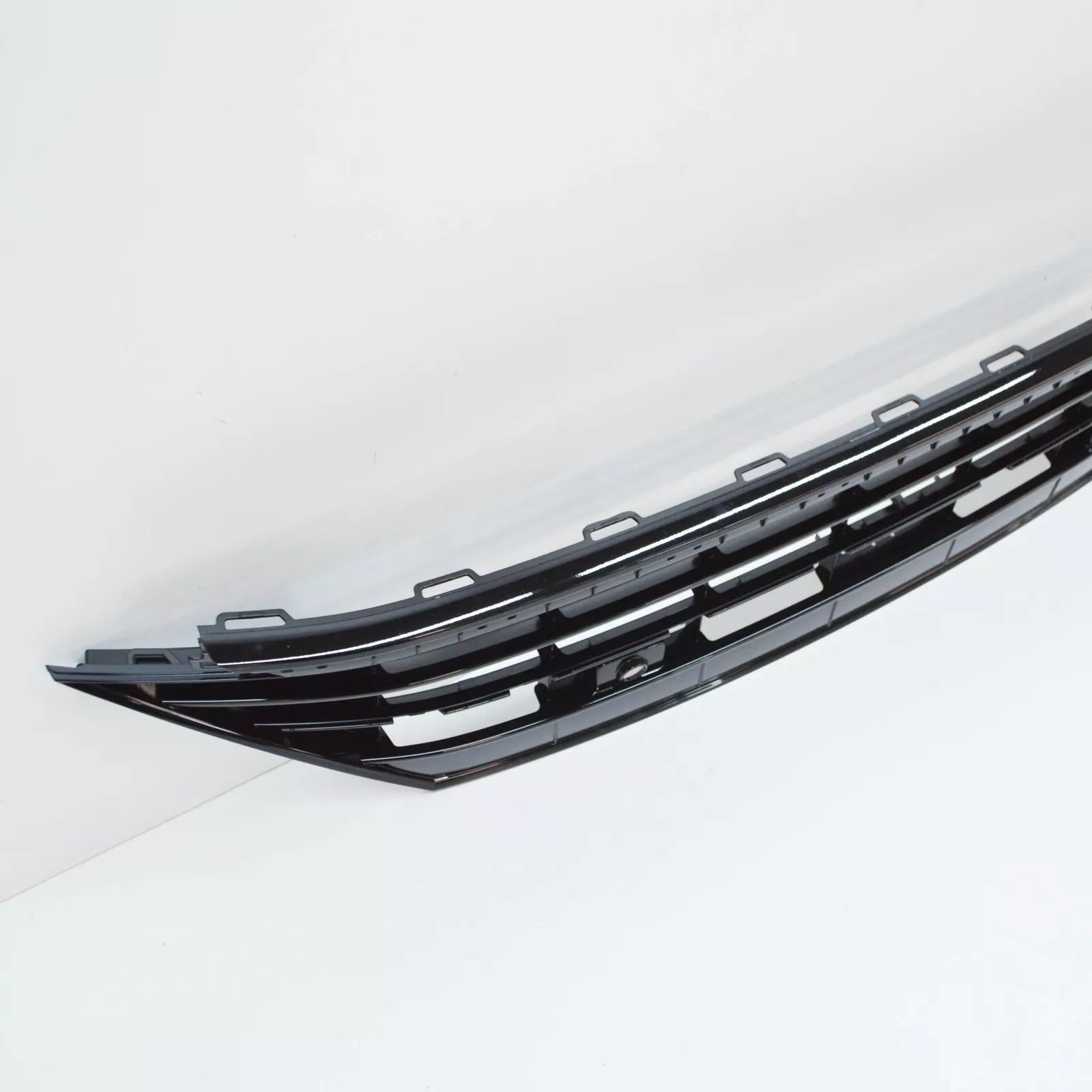 NEW VW TIGUAN AD FRONT LOWER CENTER GRILLE 5NA853677H041 ORIGINAL