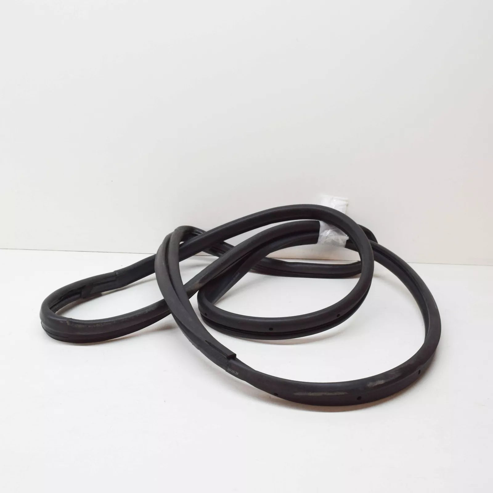 NEW MERCEDES-BENZ E-CLASS W211 FRONT LEFT DOOR SEAL A2117200178 ORIGINAL