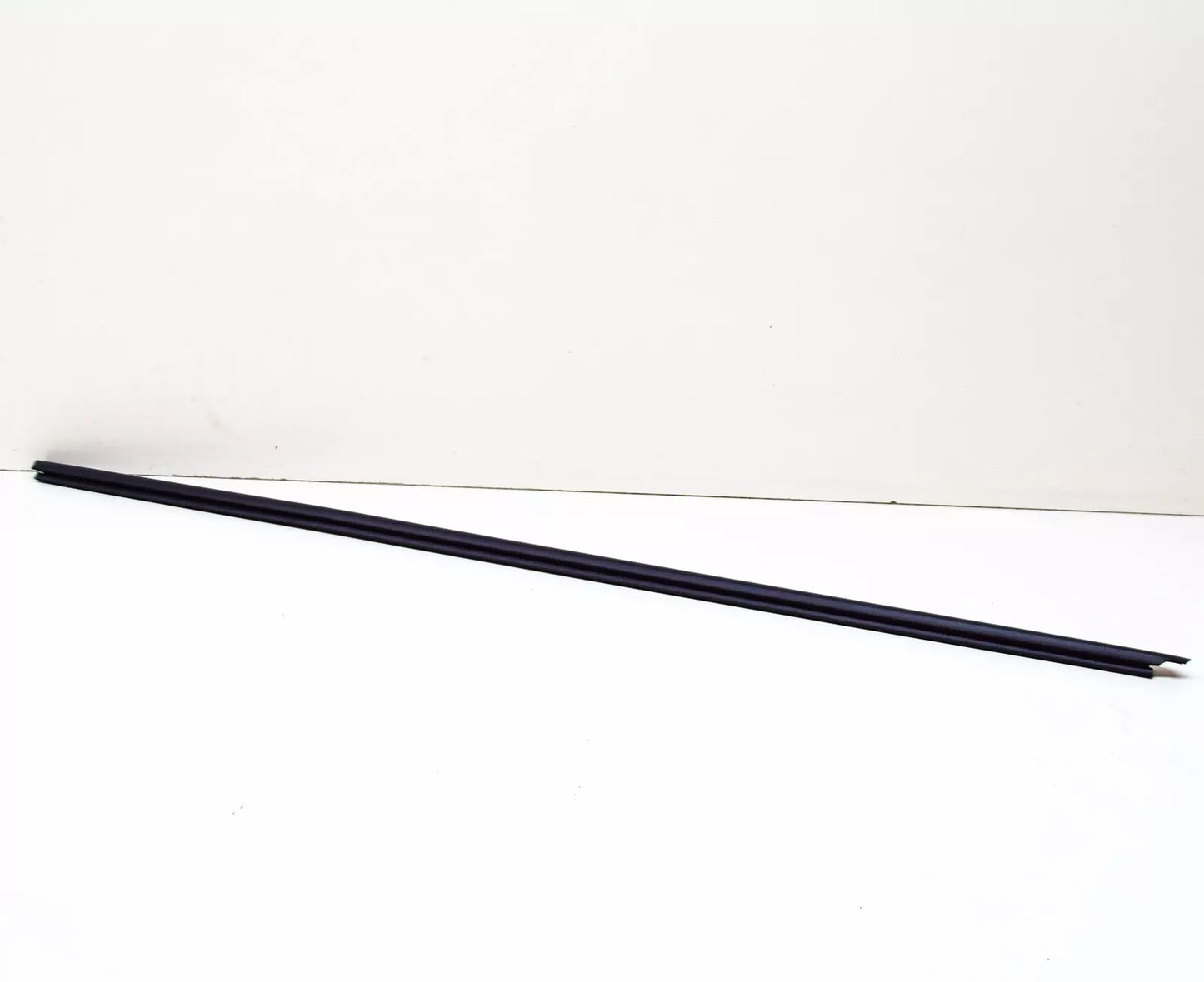 NEW VW AMAROK 2H FRONT RIGHT OUTER DOOR WINDOW MOLDING 2H0837704C5AP ORIGINAL