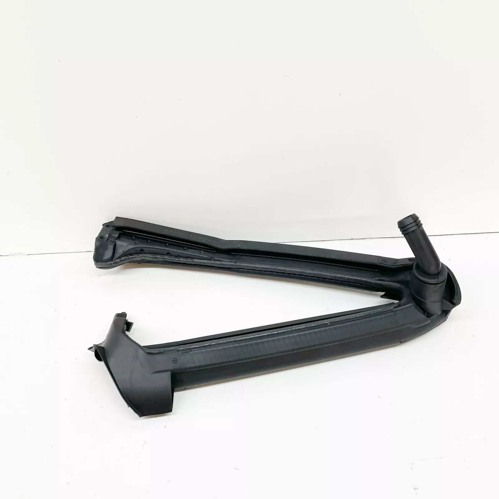 NEW MERCEDES-BENZ SLK R172 RIGHT RETRACTABLE ROOF SEALING A1727900498