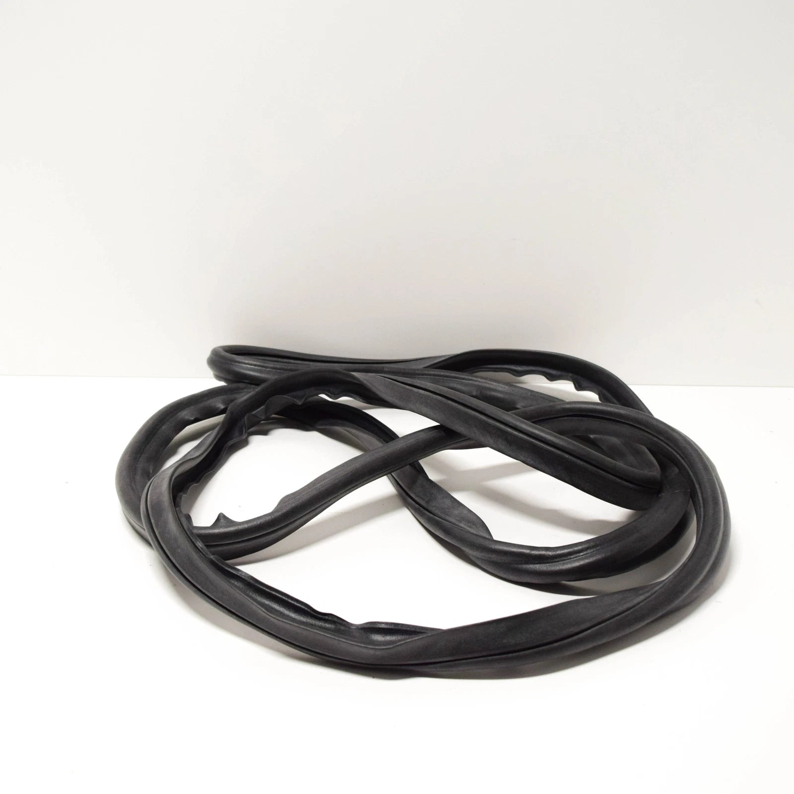 NEW BMW 1502 REAR TAILGATE BOOD LID GASKET SEAL 51715476161 ORIGINAL