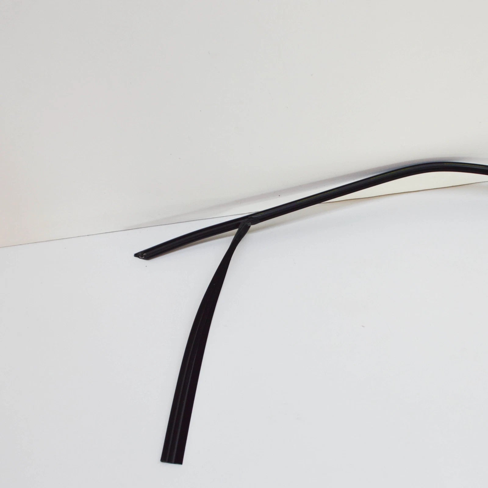 NEW AUDI A3 8P FRONT RIGHT DOOR WINDOW GUIDE 8P3837440D ORIGINAL