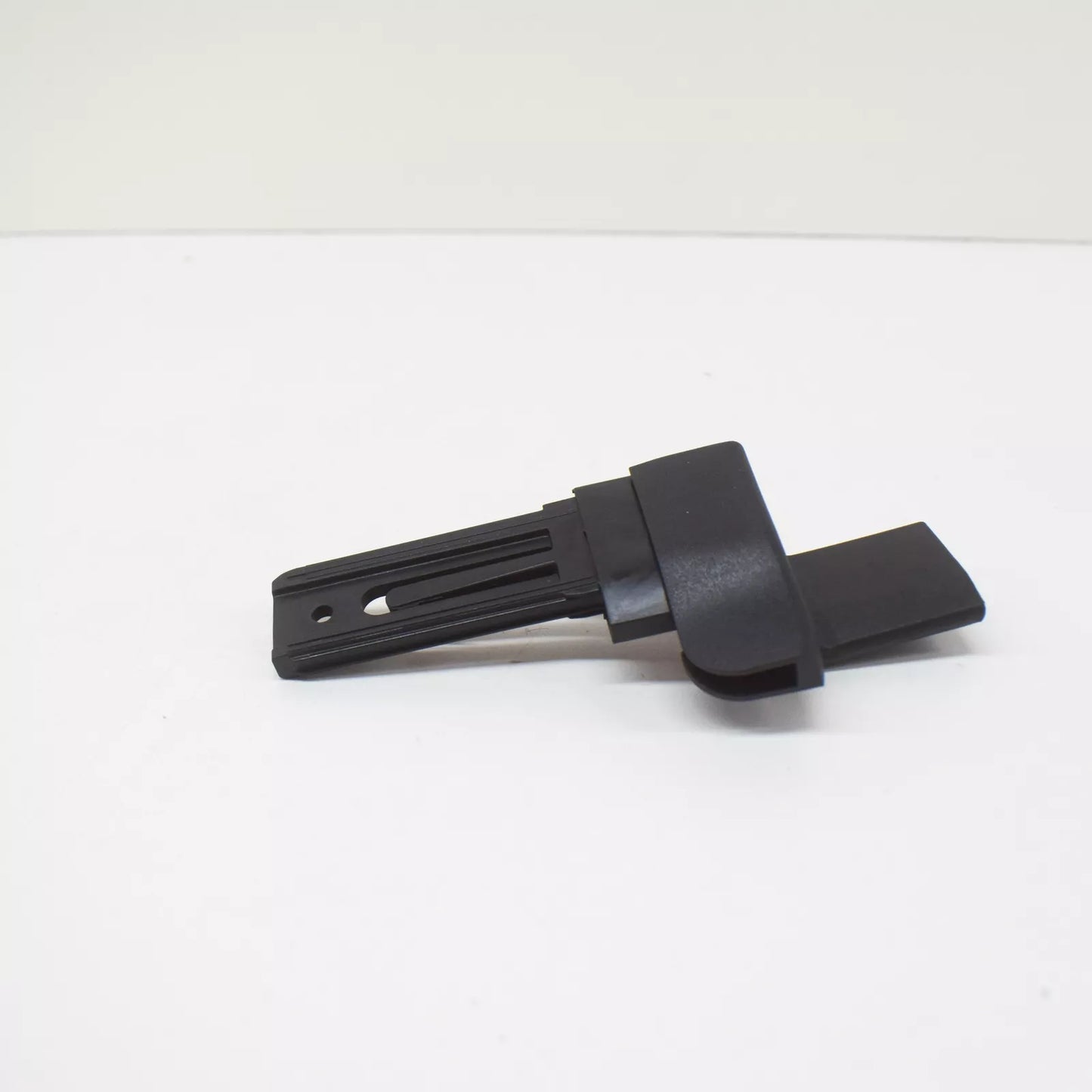 NEW VW PASSAT VARIANT B8 LUGGAGE COVER BLIND RIGHT HOOK 3G9867900