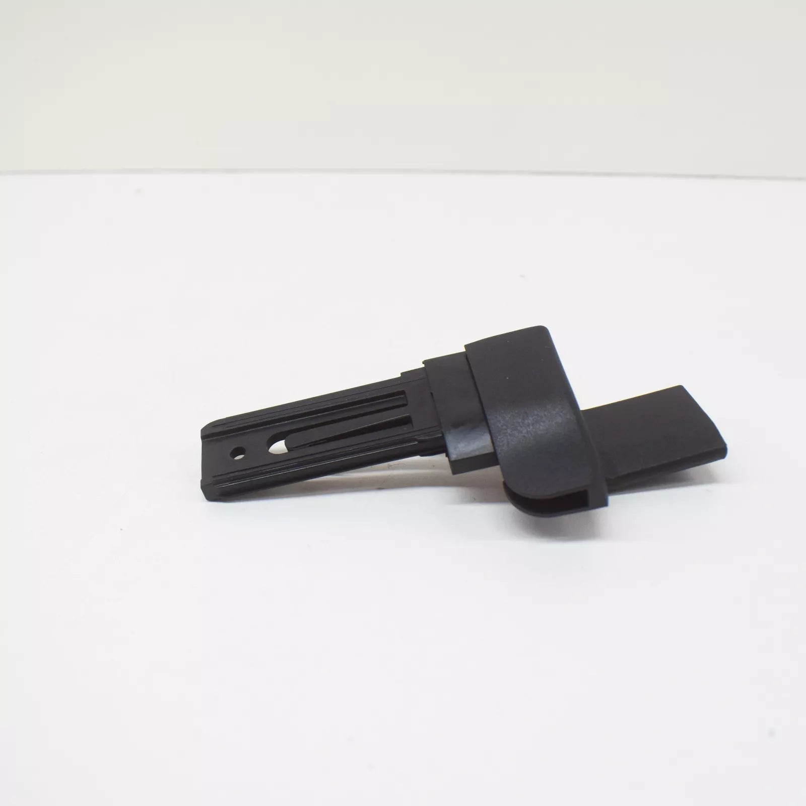 NEW VW PASSAT VARIANT B8 LUGGAGE COVER BLIND RIGHT HOOK 3G9867900