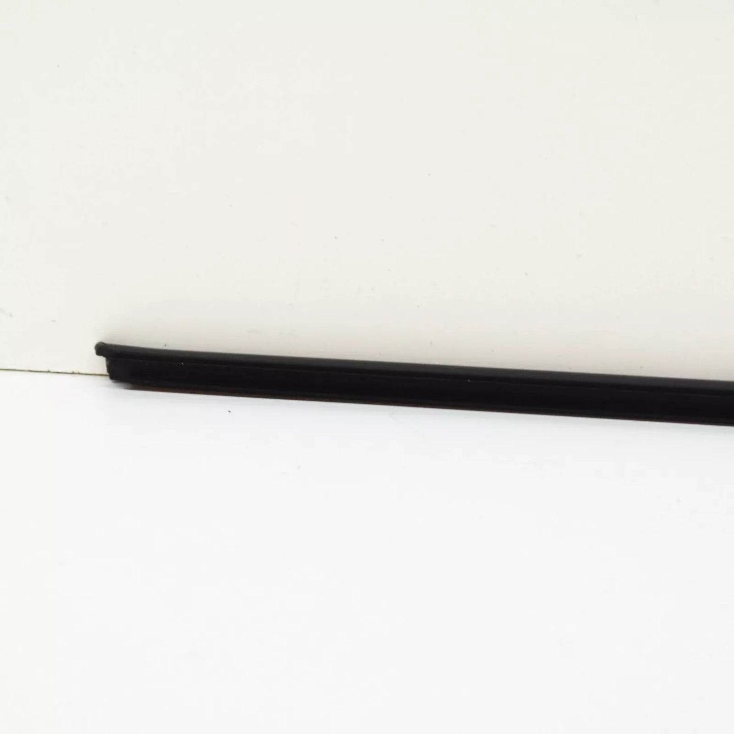 NEW BMW 1 E88 FRONT LEFT EXTERIOR DOOR CHANNEL COVER 7164937 51337164937