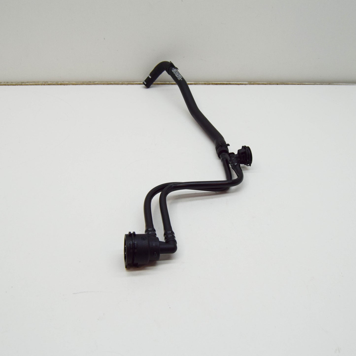 NEW MERCEDES-BENZ CLS C257 EXPANSION RESERVOIR VENT LINE A2575010100 ORIGINAL