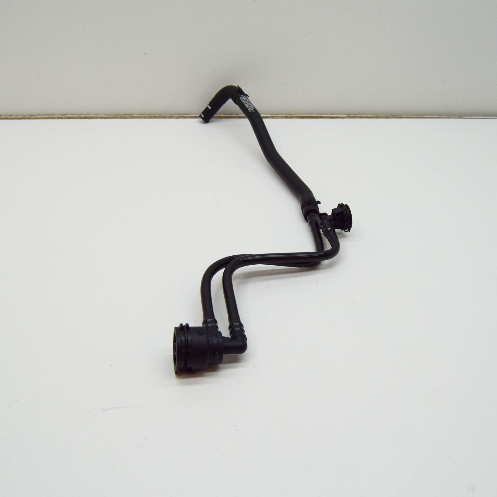 NEW MERCEDES-BENZ CLS C257 EXPANSION RESERVOIR VENT LINE A2575010100 ORIGINAL