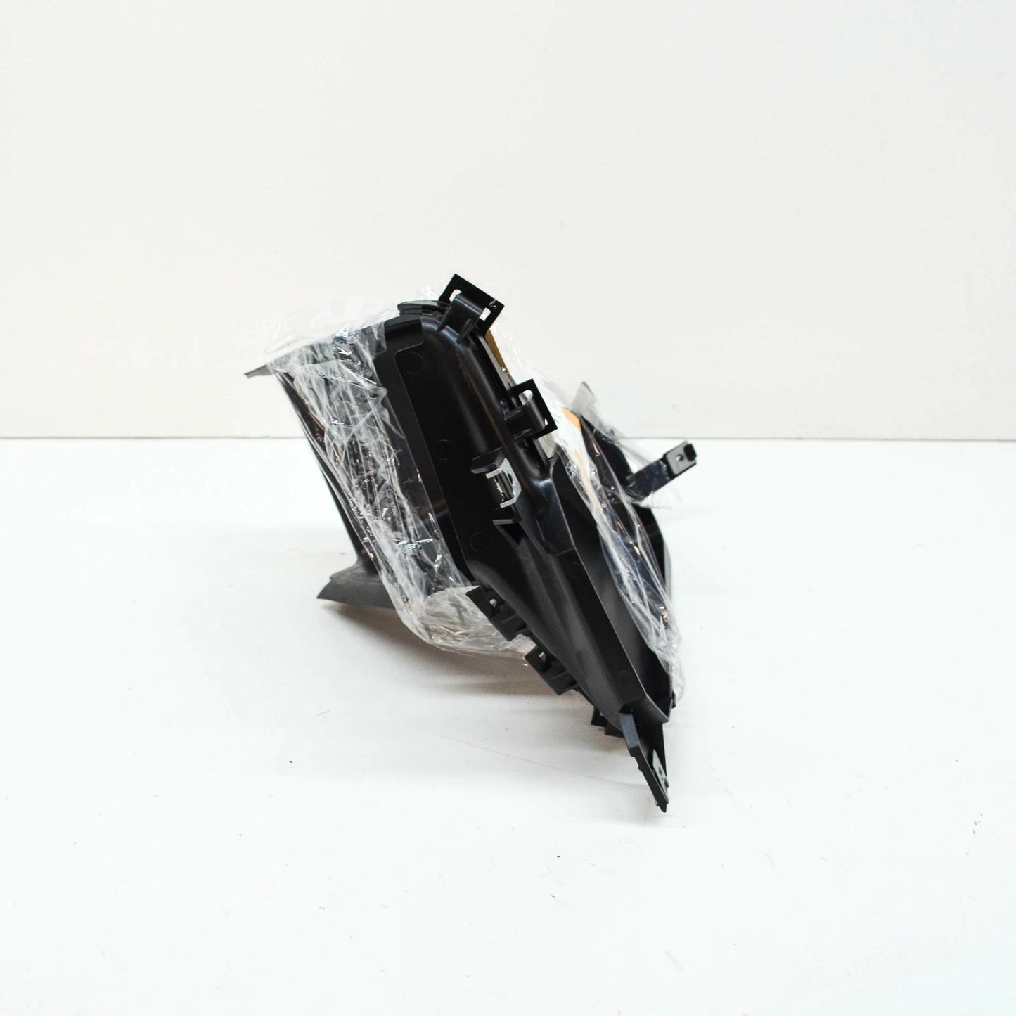 NEW BMW 1 E88 FRONT RIGHT ENGINE OIL COOLER AIR DUCT 51748046326 8046326