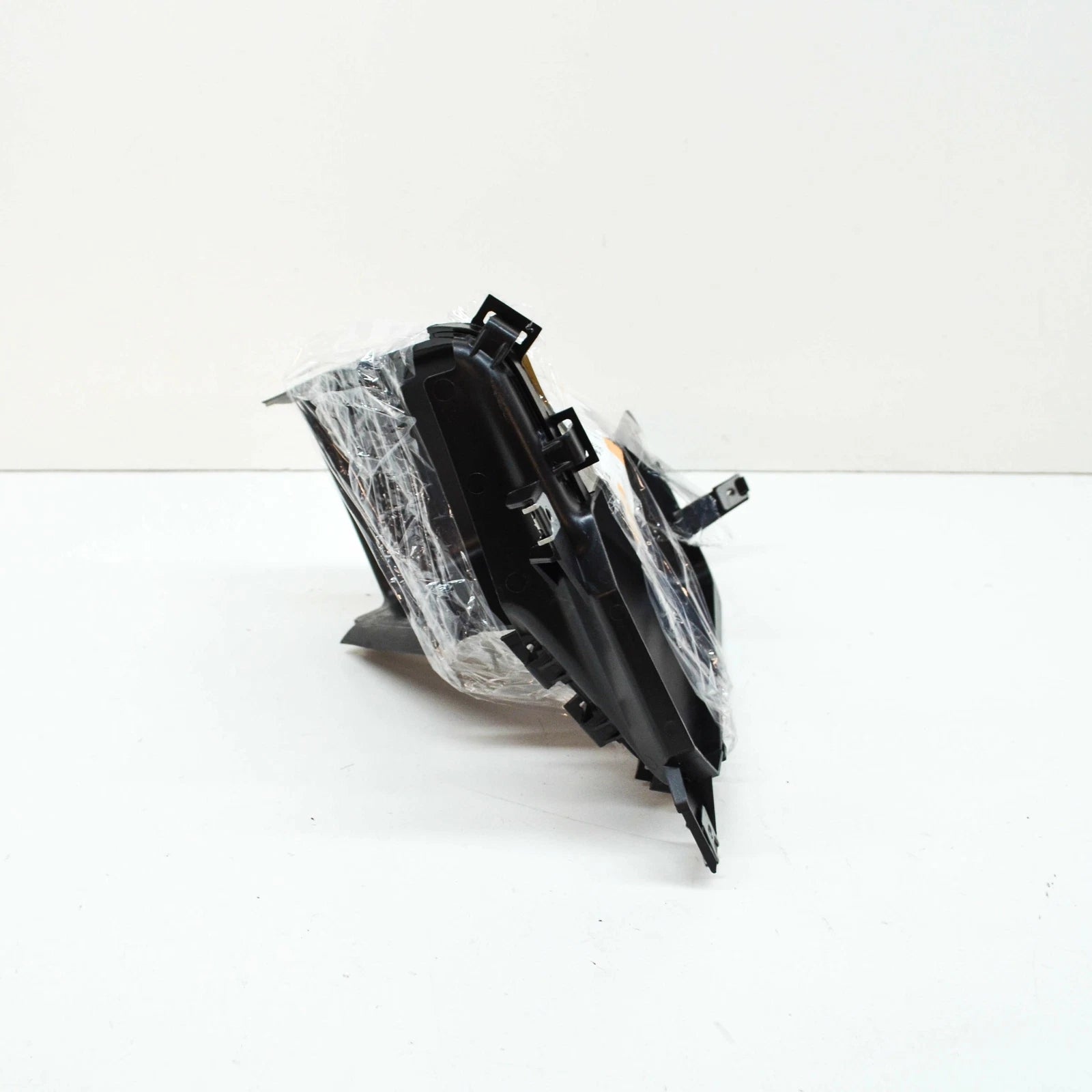 NEW BMW 1 E88 FRONT RIGHT ENGINE OIL COOLER AIR DUCT 51748046326 8046326