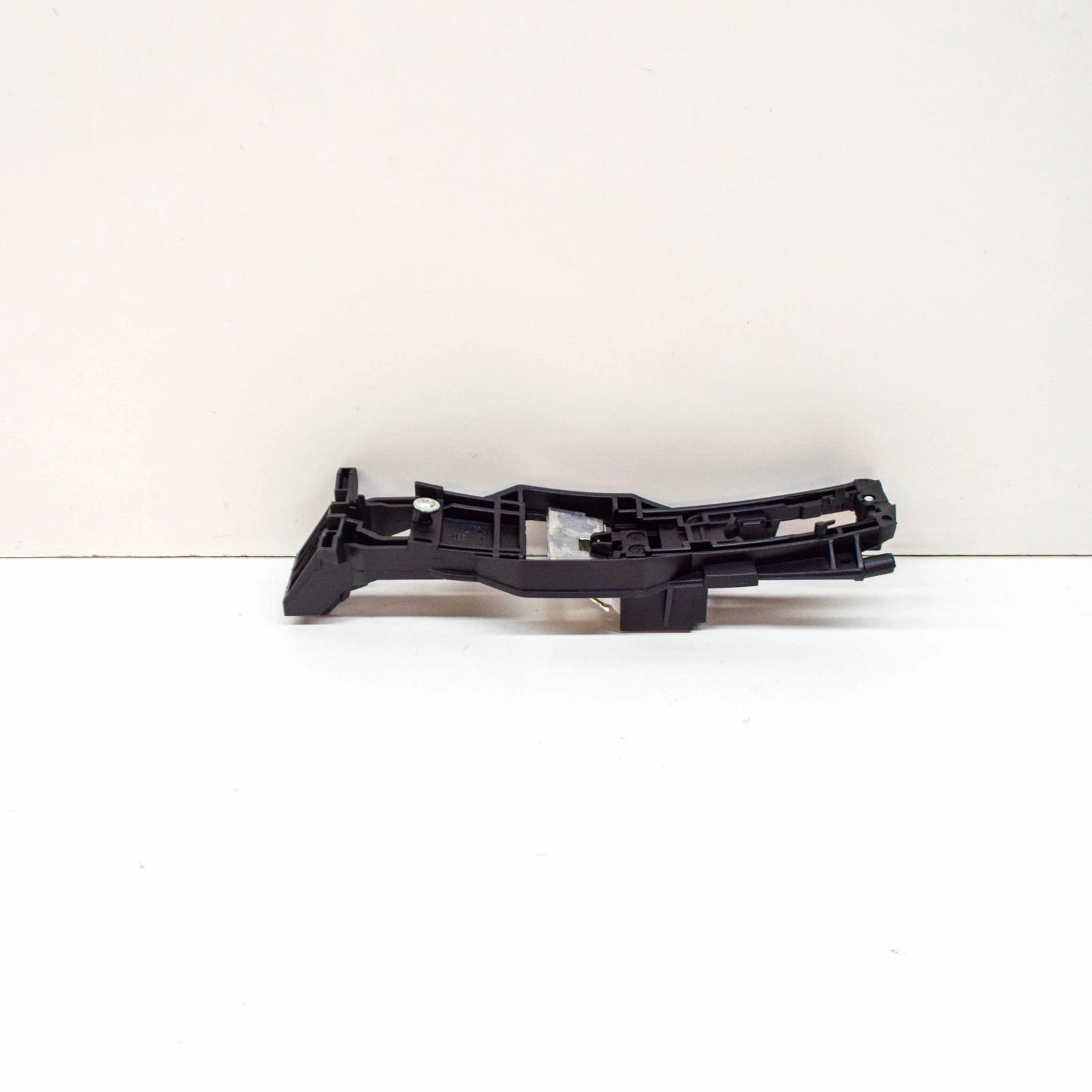 NEW MB C W203 FRONT LEFT DOOR HANDLE BEARING BRACKET A2037600734