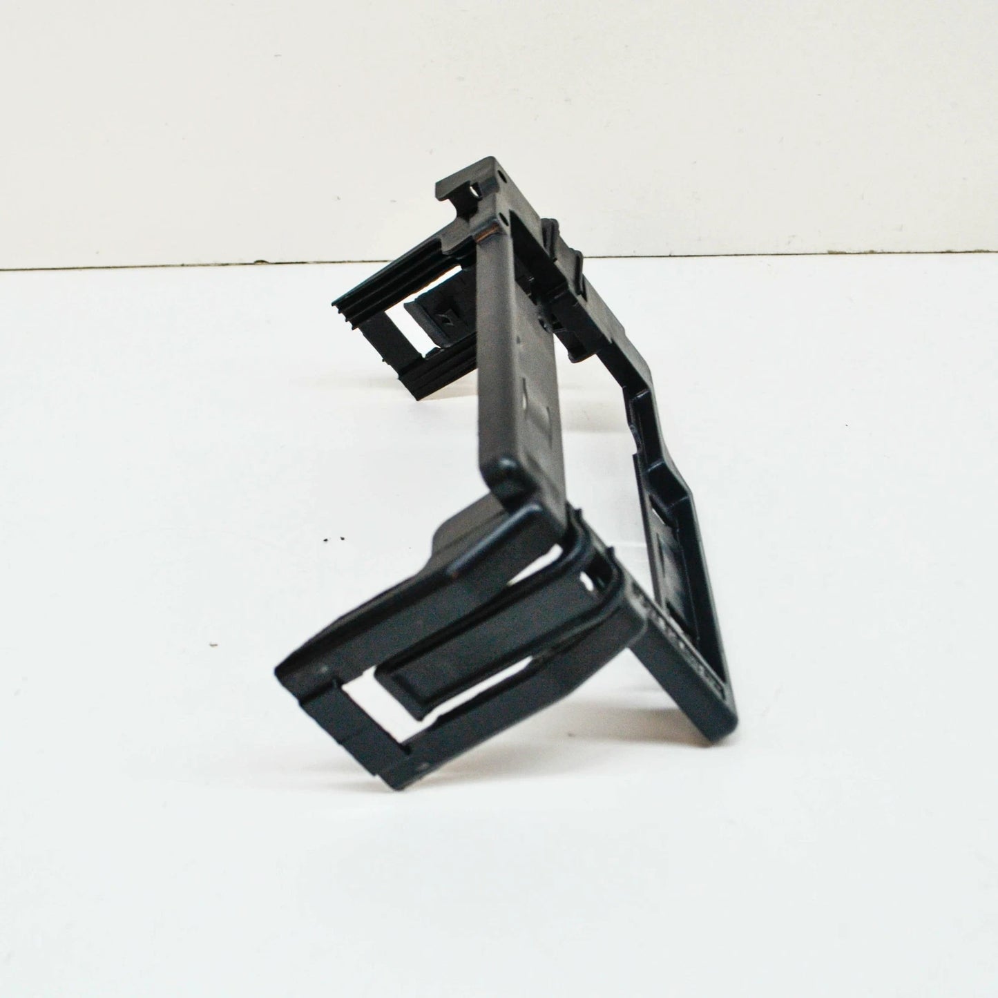 NEW VOLKSWAGEN CA1 ATLAS ENGINE BAY FUSE BOX RETAINER 2Q0915345A ORIGINAL