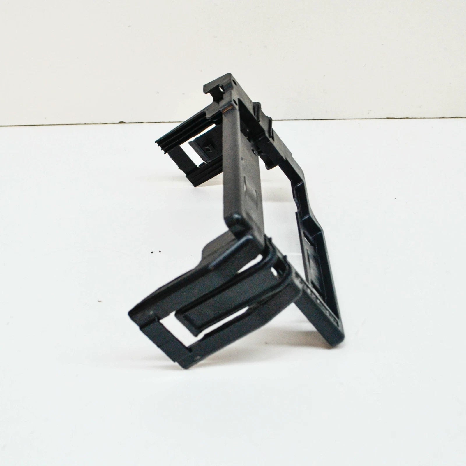 NEW VOLKSWAGEN CA1 ATLAS ENGINE BAY FUSE BOX RETAINER 2Q0915345A ORIGINAL