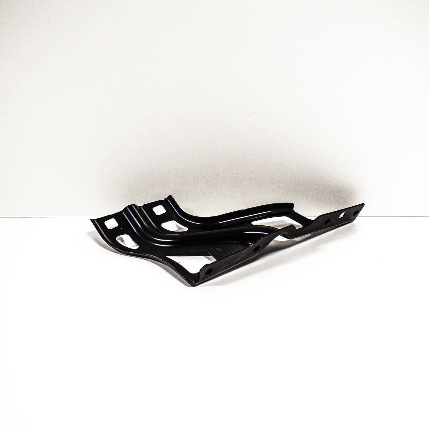 NEW AUDI Q3 8U FRONT RIGHT FENDER WING BRACKET 8U0821136 ORIGINAL