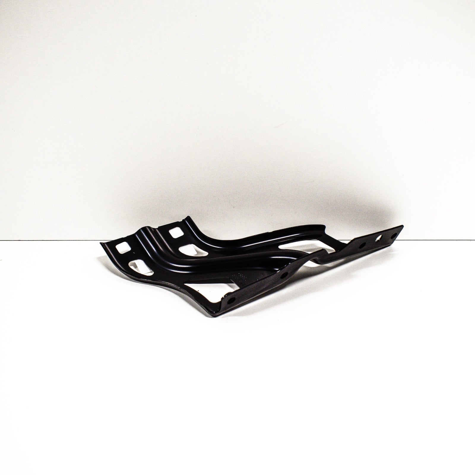 NEW AUDI Q3 8U FRONT RIGHT FENDER WING BRACKET 8U0821136 ORIGINAL