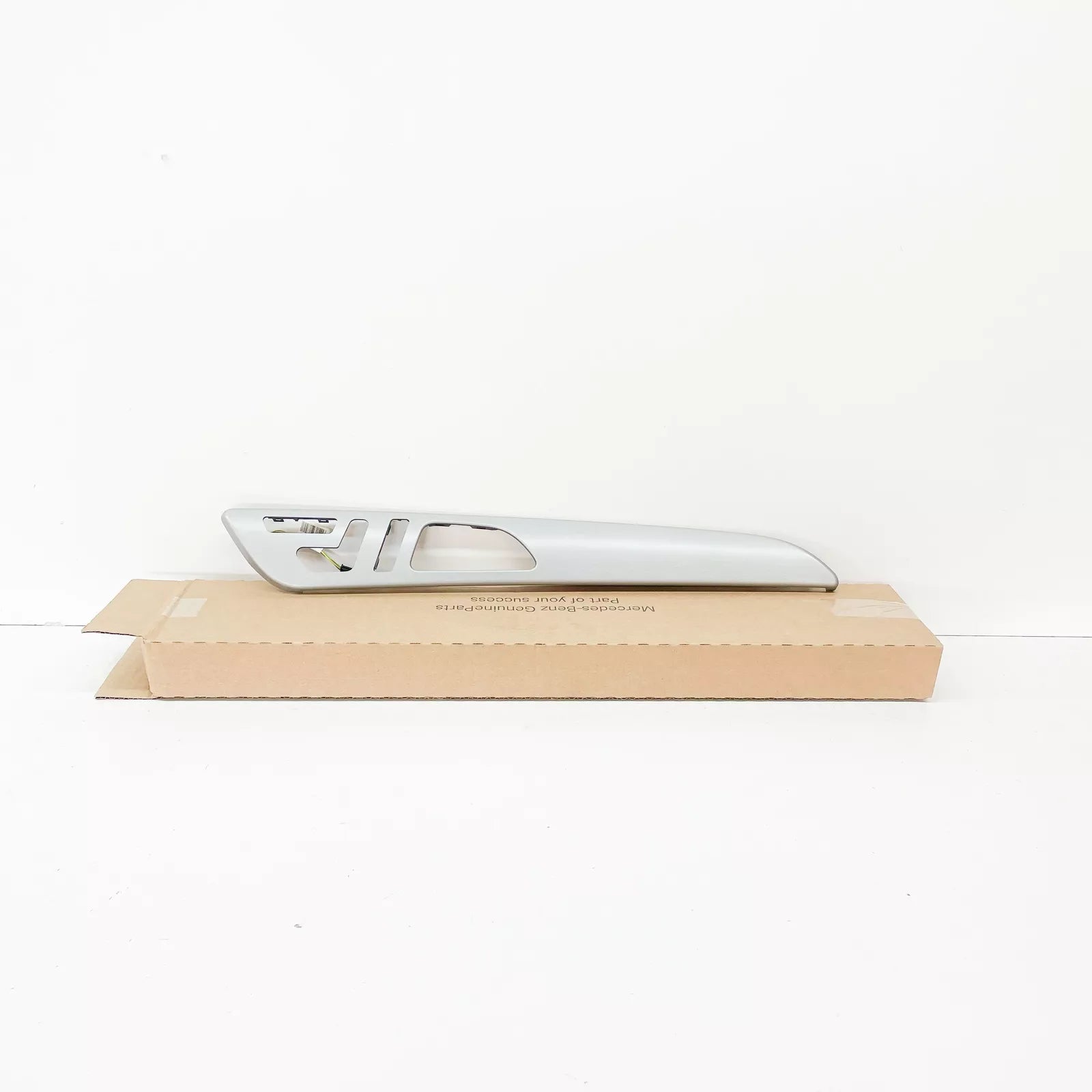 NEW MERCEDES-BENZ GLE C292 FRONT RIGHT DOOR PANEL TRIM STRIP A2927203201