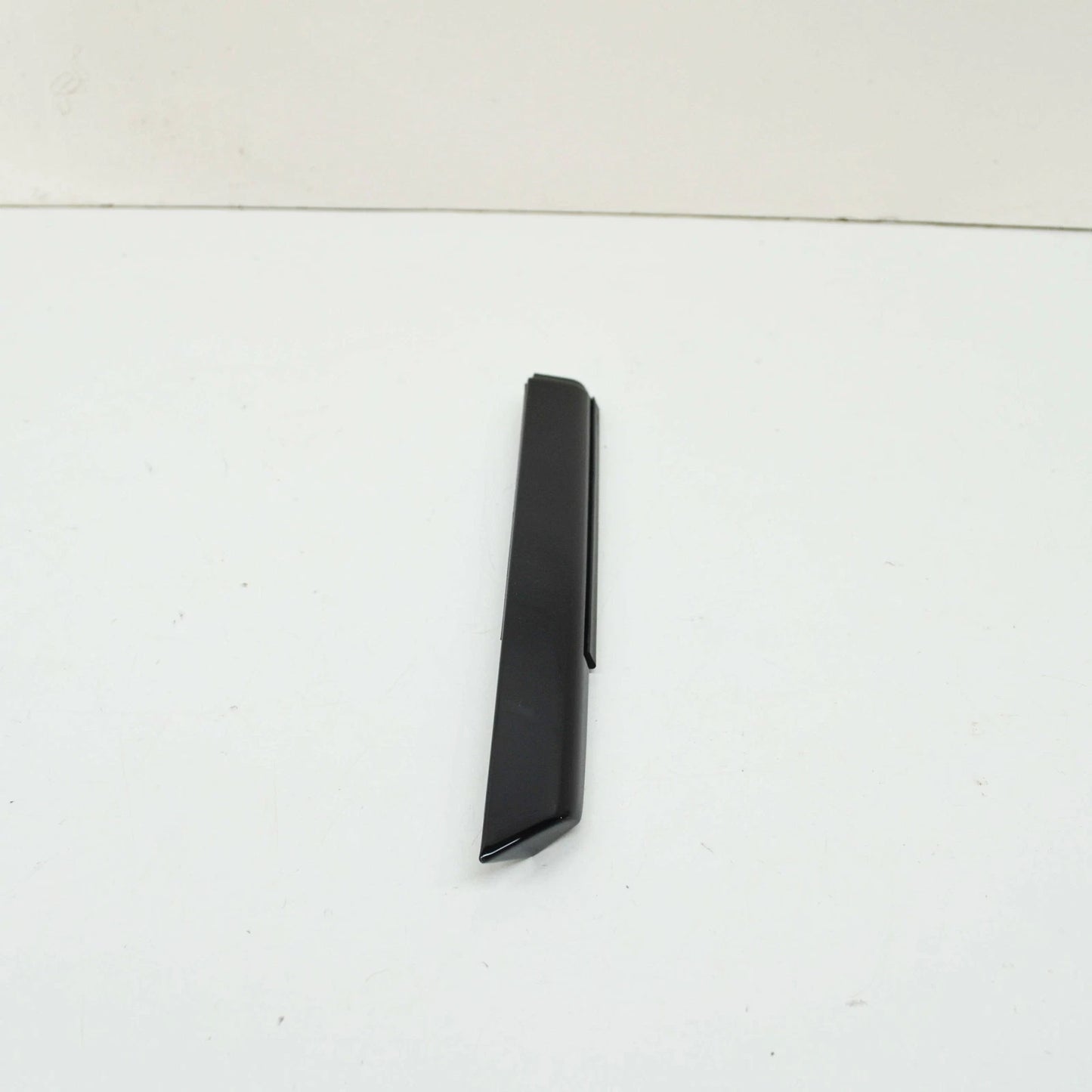 NEW BMW 6 F12 FRONT RIGHT CHANNEL COVER SHORT OUTER 7221312 51337221312 ORIGINAL