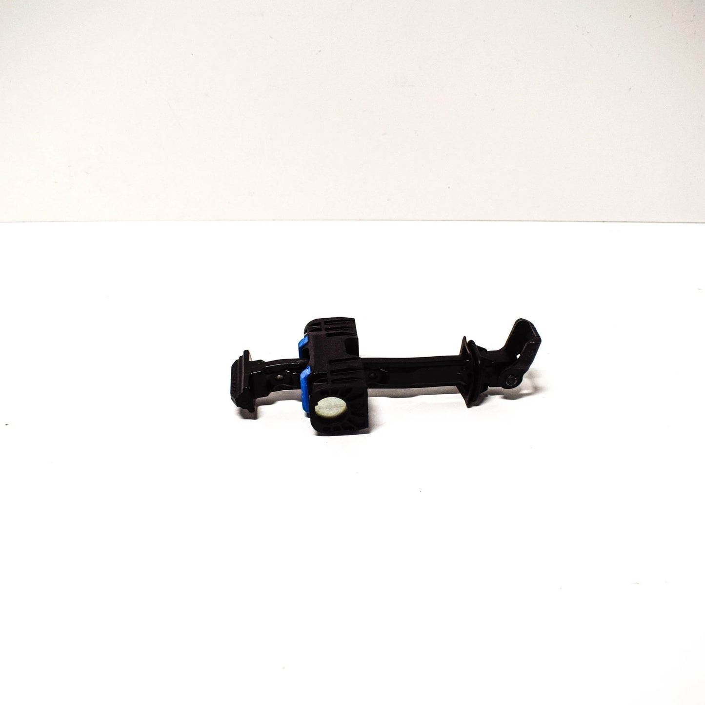 NEW VOLKSWAGEN AMAROK 2H FRONT DOOR CATCH LEFT OR RIGHT 2H0837249