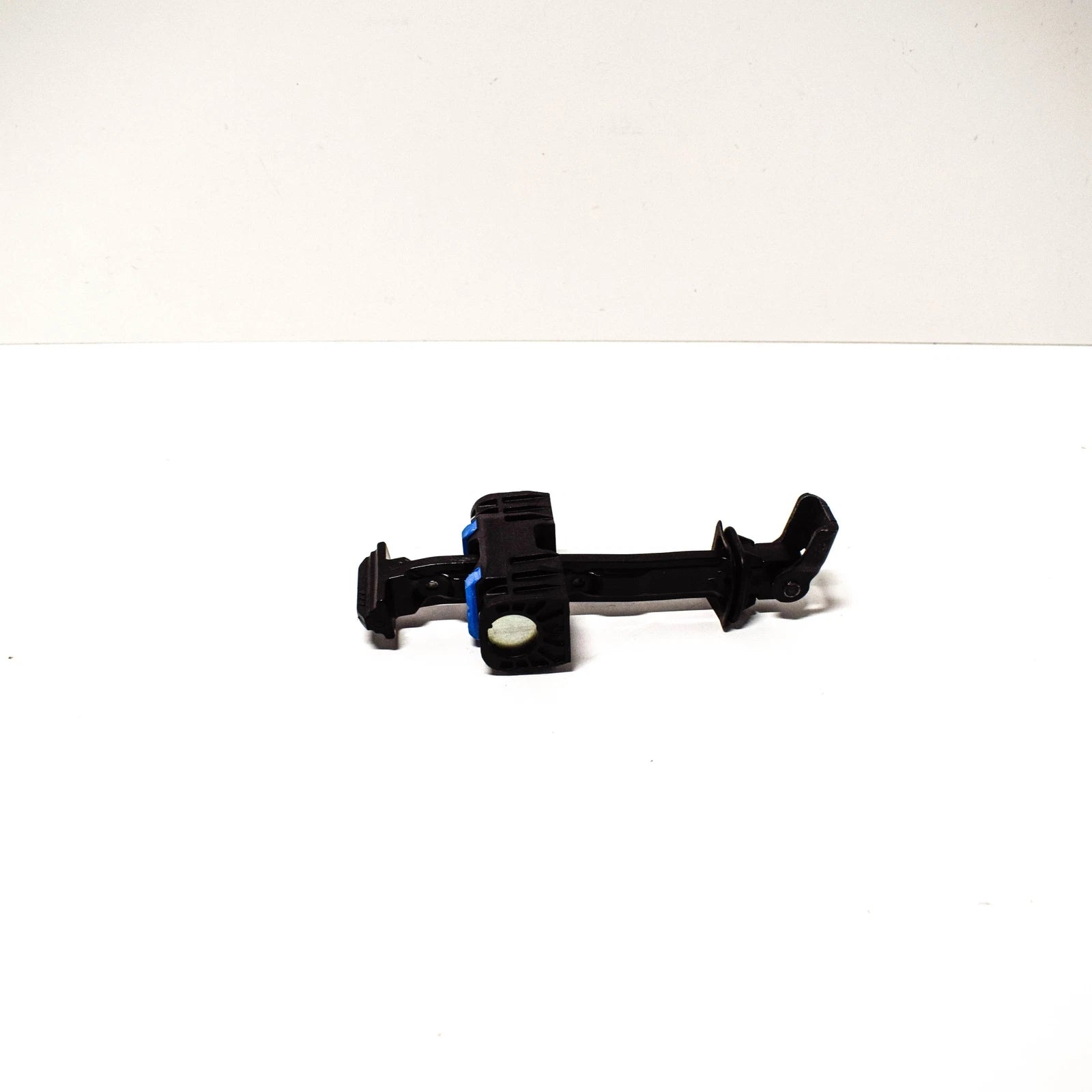 NEW VOLKSWAGEN AMAROK 2H FRONT DOOR CATCH LEFT OR RIGHT 2H0837249