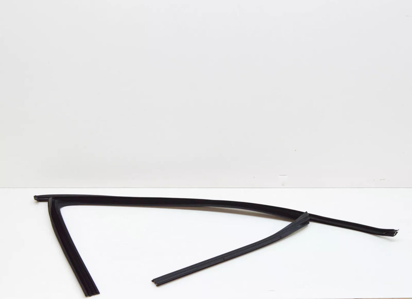 NEW VOLKSWAGEN TIGUAN MK1 FRONT RIGHT DOOR WINDOW GUIDE 5N0837432G5AP ORIGINAL