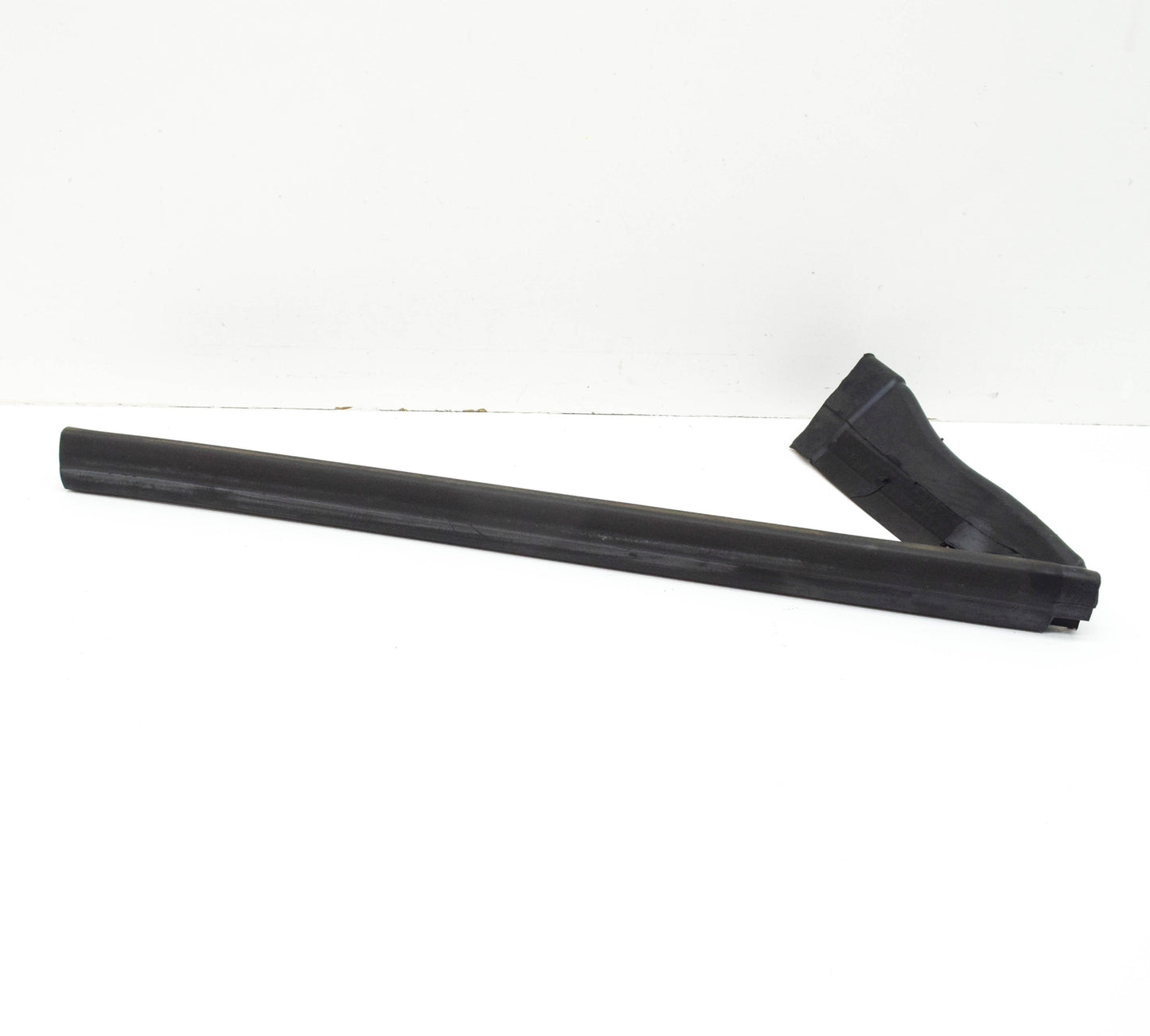 NEW MERCEDES-BENZ CLS C218 LEFT SIDE WHEELHOUSE MEMBER SEAL A2186280098 ORIGINAL