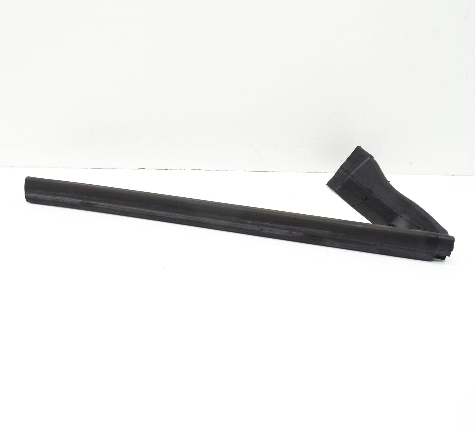 NEW MERCEDES-BENZ CLS C218 LEFT SIDE WHEELHOUSE MEMBER SEAL A2186280098 ORIGINAL