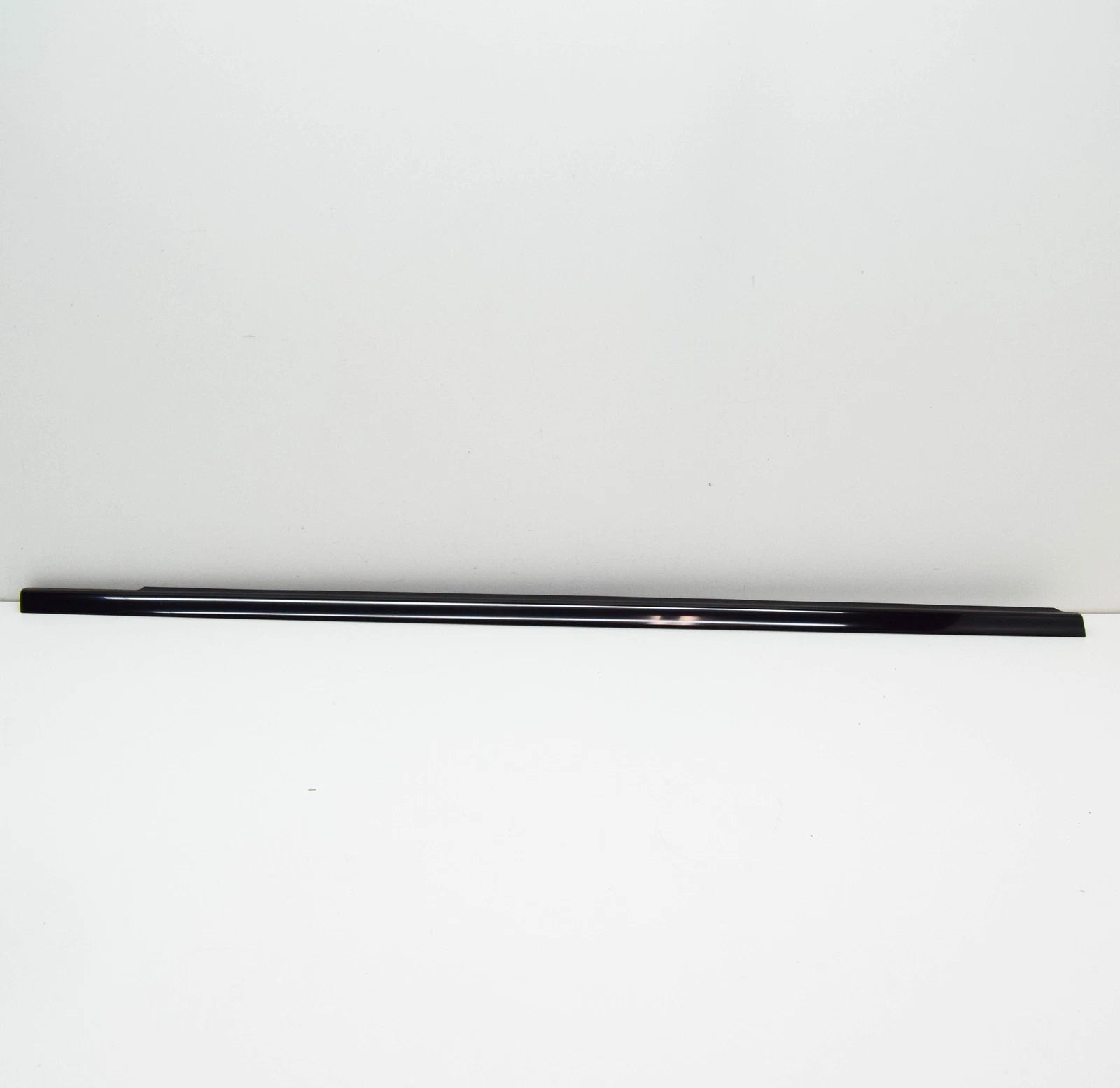 NEW MB E W212 FRONT RIGHT DOOR WINDOW OUTER SEALING RAIL A2127250465 ORIGINAL