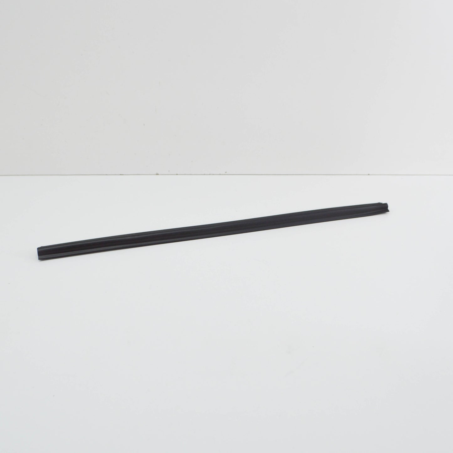 NEW MERCEDES E S210 W210 SEALING RAIL OUTSIDE WAIST LINE A2107350165 ORIGINAL