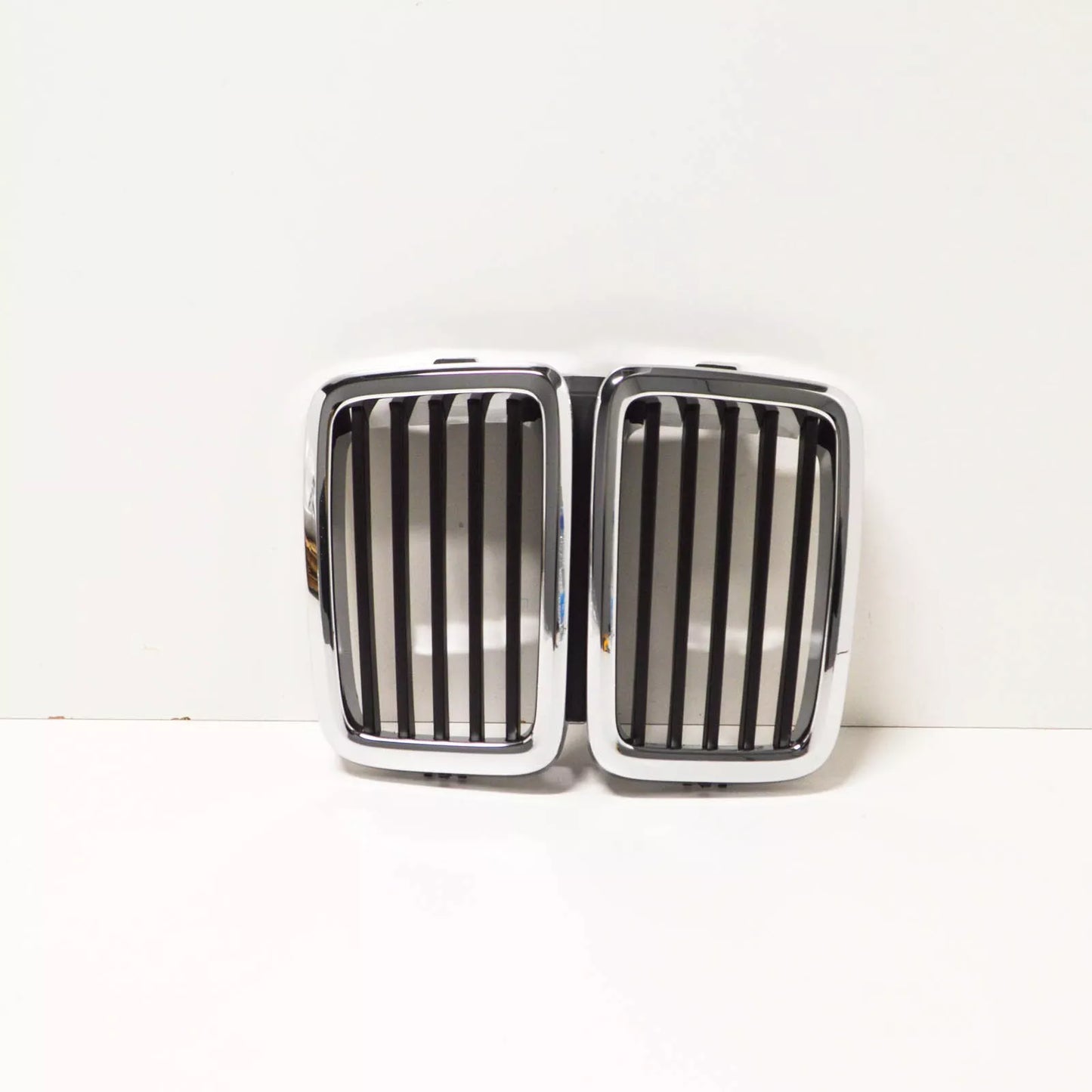 NEW BMW 5 E28 FRONT RADIATOR KIDNEY GRILLE 51131873253 1873253 ORIGINAL