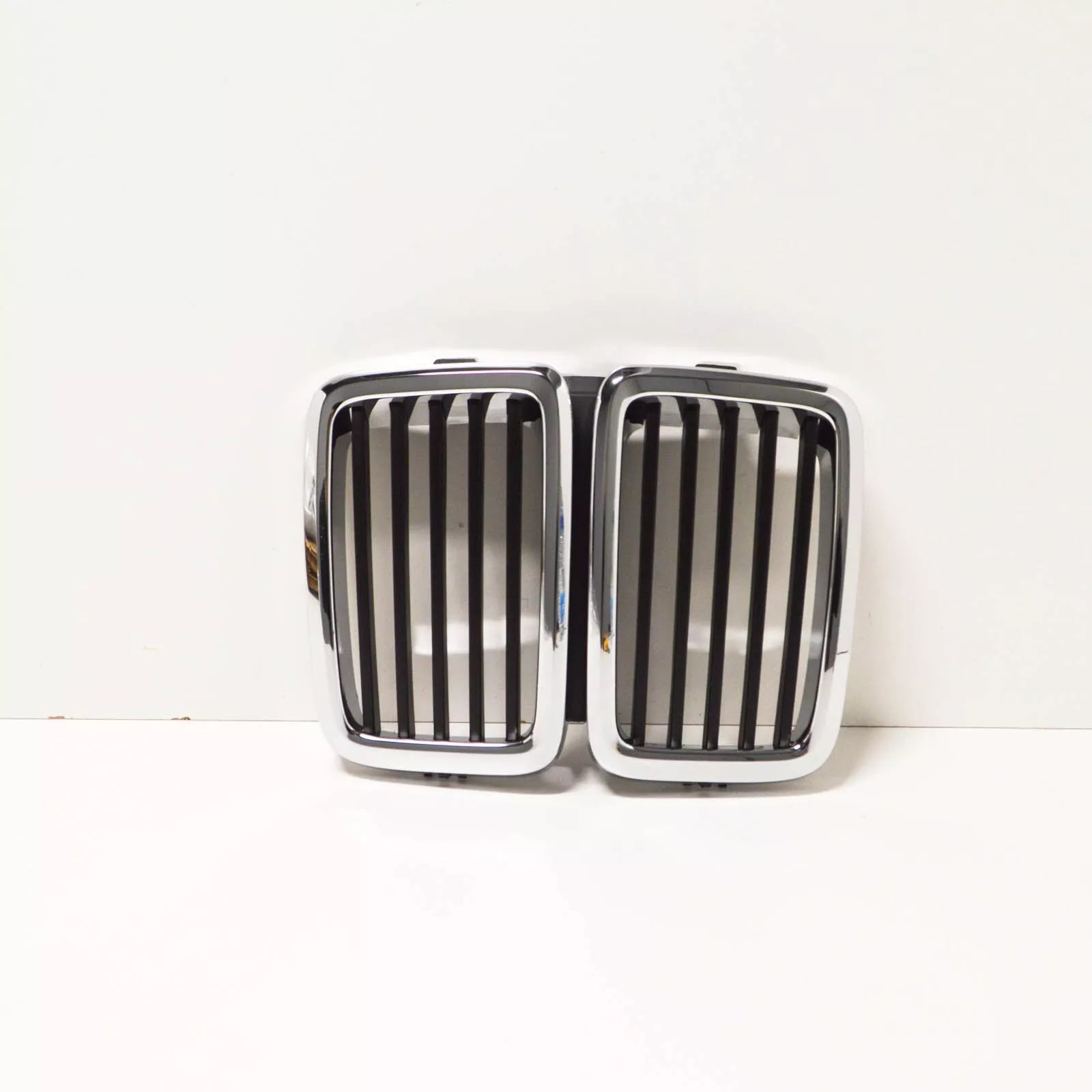 NEW BMW 5 E28 FRONT RADIATOR KIDNEY GRILLE 51131873253 1873253 ORIGINAL