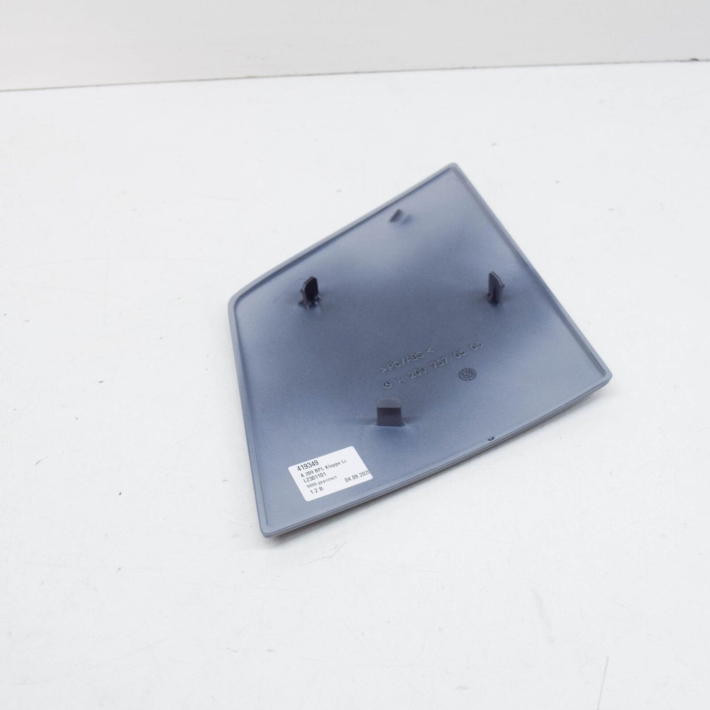 NEW MERCEDES BENZ CLK A209 FRONT LEFT HINGE COVER CAP A20975705069999 ORIGINAL