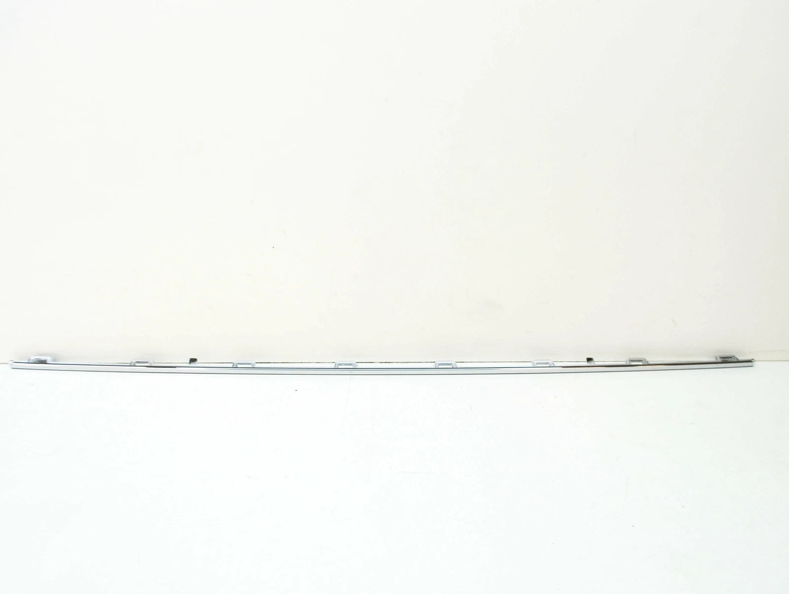 NEW VOLKSWAGEN E-GOLF MK7 REAR BUMPER CENTER MOLDING 5G68533332ZZ ORIGINAL