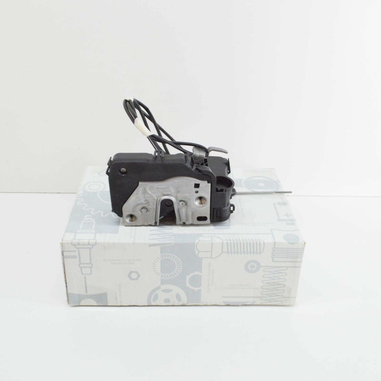 NEW MERCEDES-BENZ C W203 FRONT LEFT DOOR LOCK RHD A2037200335 ORIGINAL