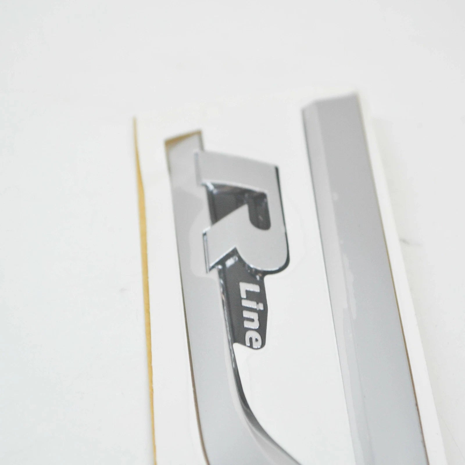 NEW VW TIGUAN AD MK2 FRONT RIGHT FENDER BADGE 'R-LINE' 5NA853688BDPJ