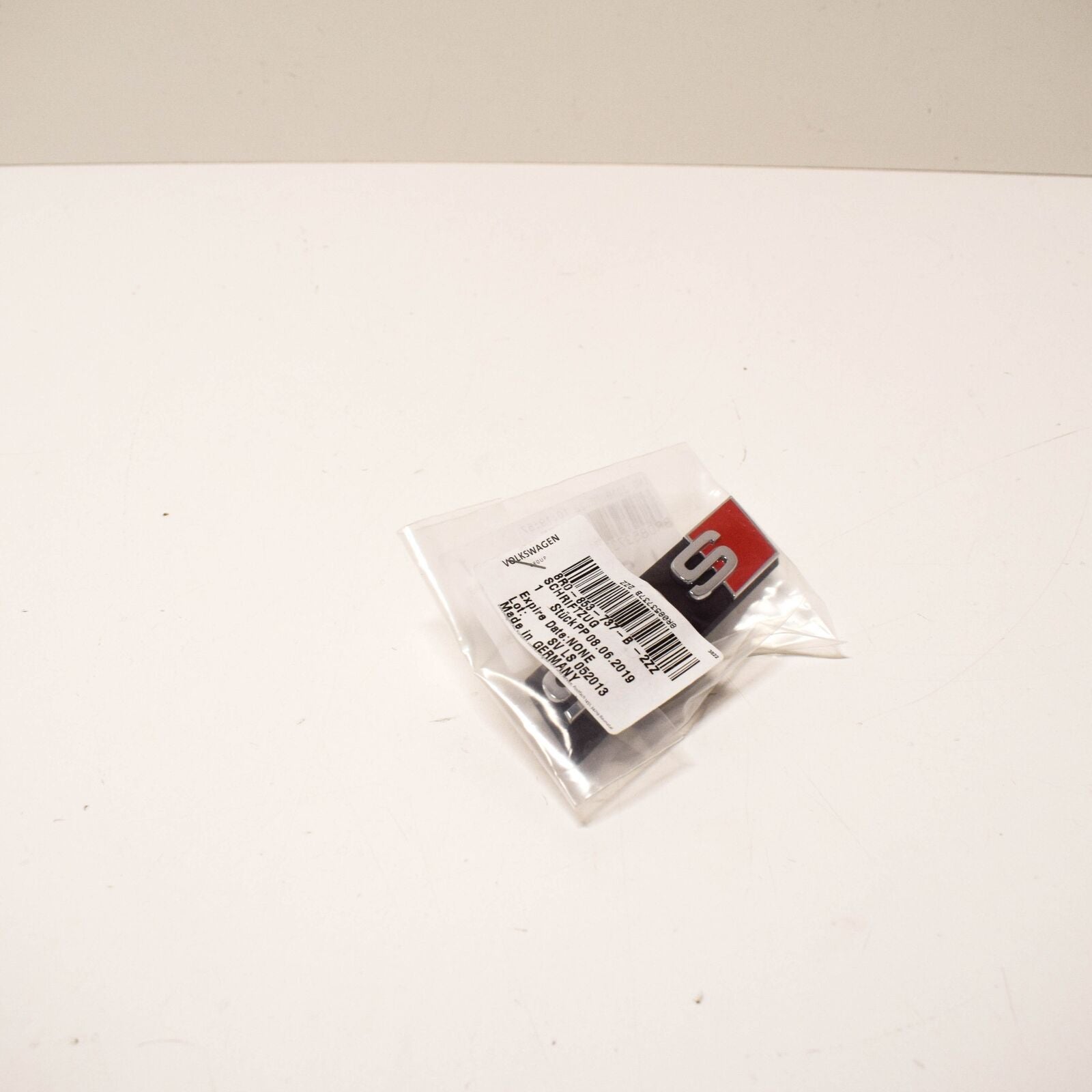 NEW AUDI Q5 8R SQ5 FRONT GRILLE BADGE 8R0853737B2ZZ ORIGINAL