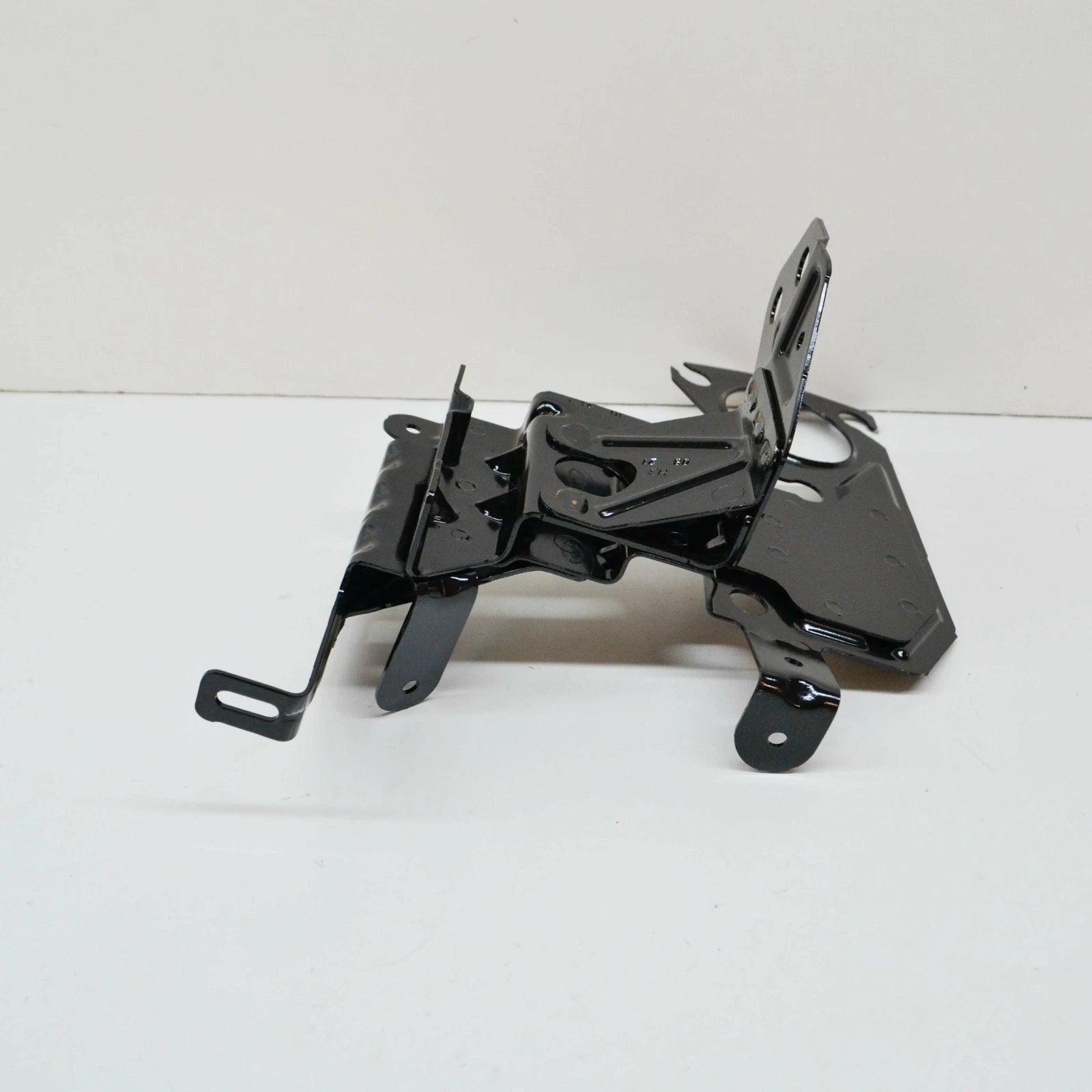 NEW AUDI Q5 80A ENGINE WATER PUMP BRACKET RIGHT 80A819263D