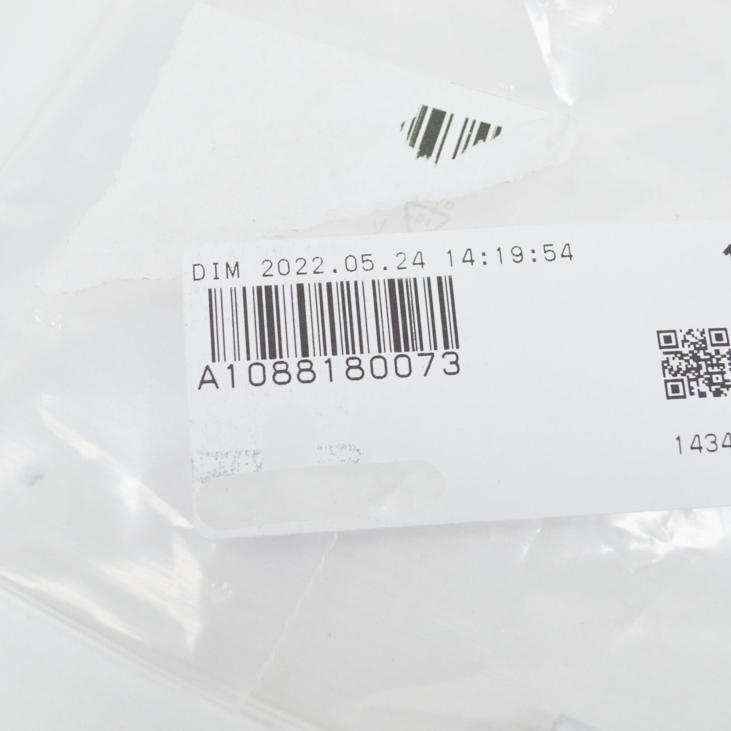 NEW MB E W211 FRONT FENDER BRACKET TO PENNANT SCREW A1088180073 ORIGINAL