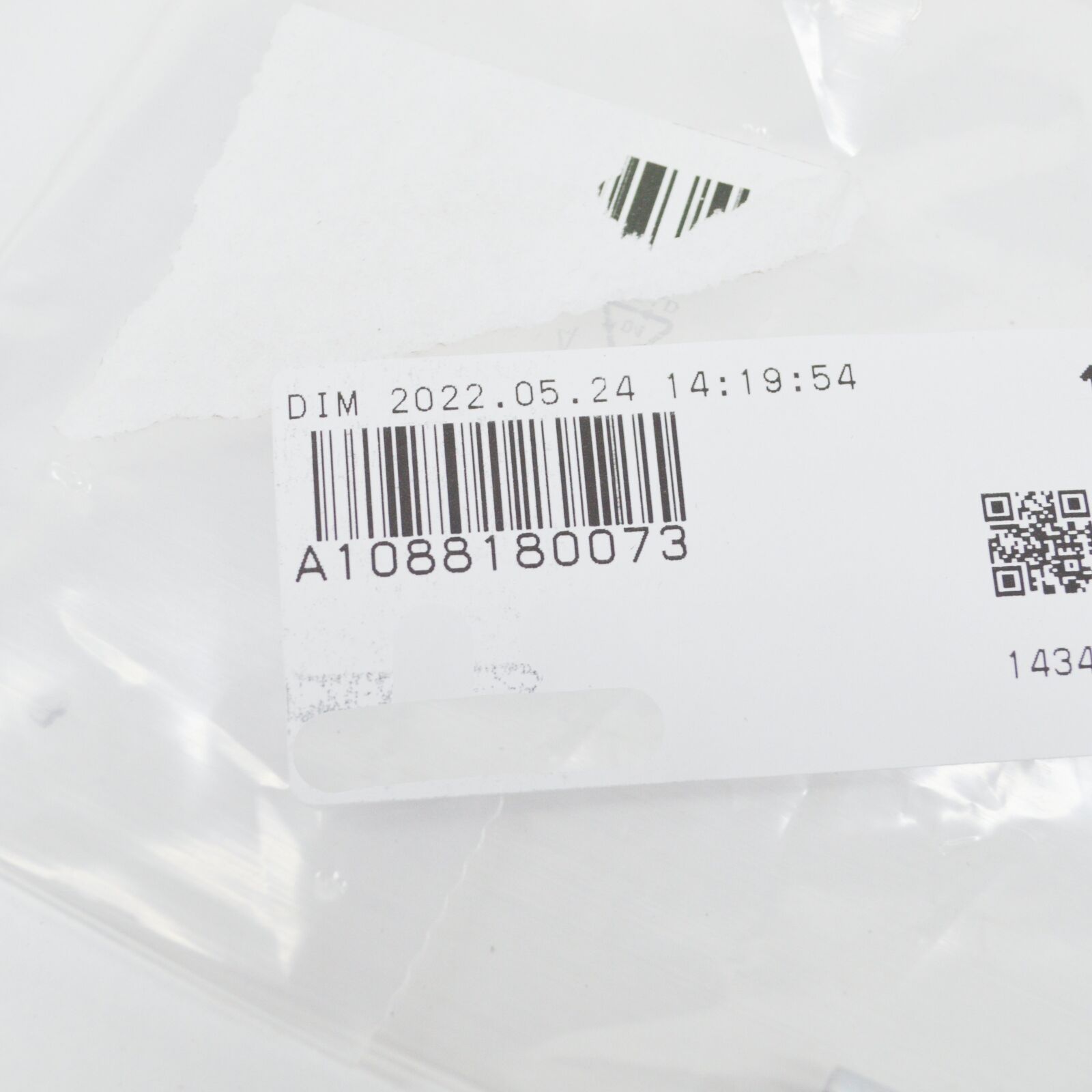 NEW MB E W211 FRONT FENDER BRACKET TO PENNANT SCREW A1088180073 ORIGINAL