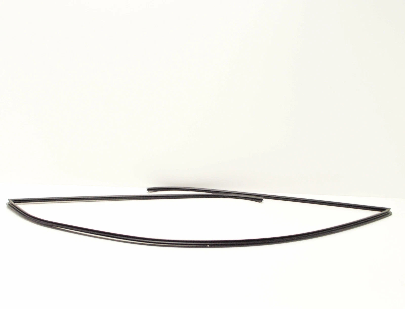 NEW BMW 5 E60 REAR UPPER WINDSCREEN SEAL 51317027916 7027916 ORIGINAL